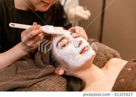 A woman undergoing treatment at a facial beauty salon 81325827