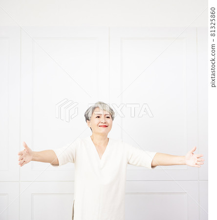 A mature and beautiful gray-haired woman with a smiling face hugs Zhang Kai Shuangyu on a white background. 81325860