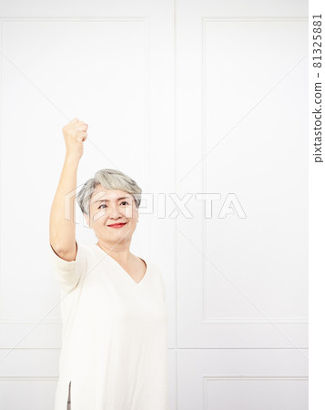 A mature and beautiful woman in Asia's office, who is not wearing clothes, is shaking her hands. 81325881