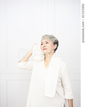 運動時,成熟的亞裔女性在訓練期間會感到神清氣爽、大汗淋漓。 運動時,成熟的亞裔女性在訓練期間會感到神清氣爽、大汗淋漓。 81325892