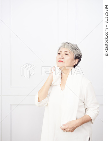 運動時，成熟的亞裔女性在訓練期間會感到神清氣爽、大汗淋漓。 81325894