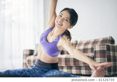一個在家做瑜伽的女人 一個在家做瑜伽的女人 81326739