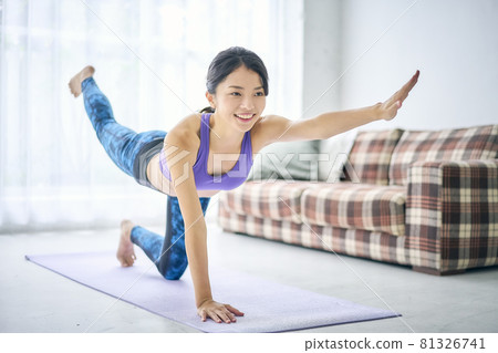 一個在家做瑜伽的女人 81326741