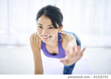 一個在家做瑜伽的女人 一個在家做瑜伽的女人 81326742