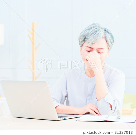 When a mature woman in Asia was sitting in a room working on writing books and electronics, she laid her eyes on her hands due to fatigue. 81327018