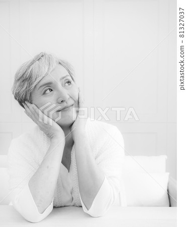 A mature woman with gray hair and short hair. 81327037