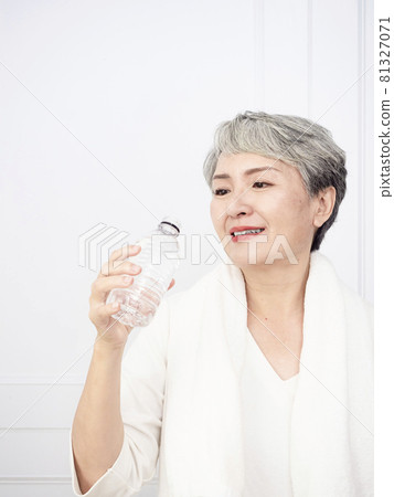 亞洲成熟女性外行訓練休息。 作者:成熟女性專用的一瓶水。 亞洲成熟女性外行訓練休息。 作者:成熟女性專用的一瓶水。 81327071