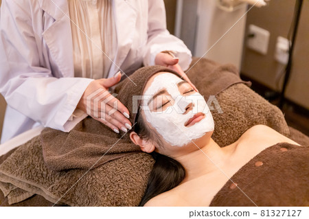 Woman receiving treatment at beauty salon Woman receiving treatment at beauty salon 81327127