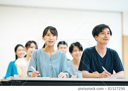 參加研討會的青年男女 參加研討會的青年男女 81327298