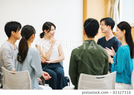 Men and women doing group work 81327318