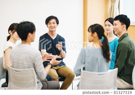 Men and women doing group work 81327319