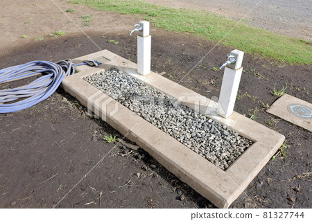 等待地面的水龍頭 81327744