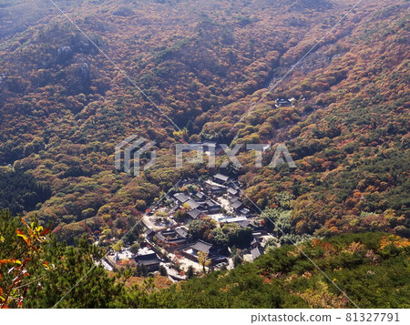 Autumn scenery of Beomeosa Temple, an old temple in Korea Autumn scenery of Beomeosa Temple, an old temple in Korea 81327791