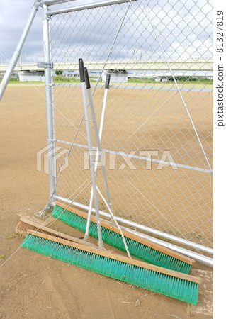 Coat brush waiting in one corner of the ground 81327819