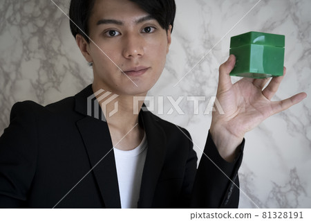 Portrait of a man with hair wax 81328191