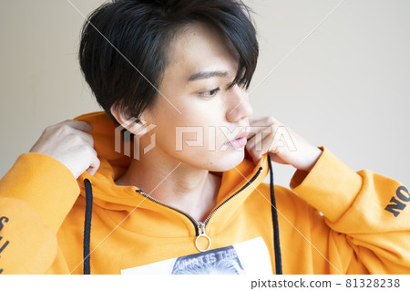 休閒時尚男士肖像 81328238