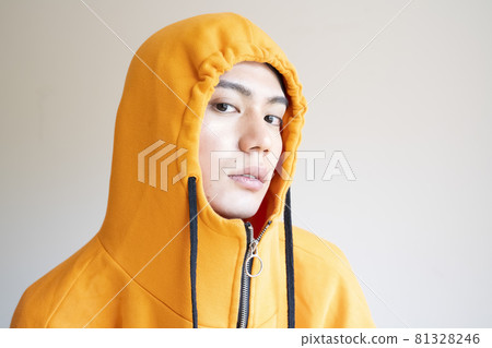 Casual fashion men portrait 81328246