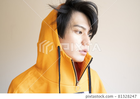 Casual fashion men portrait 81328247