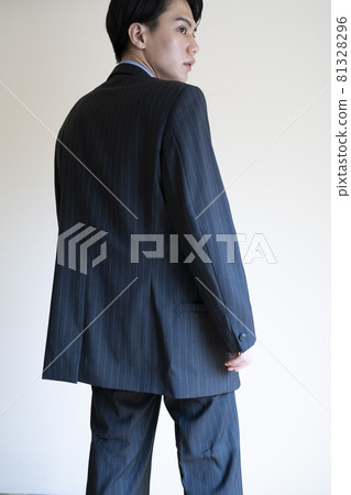 Businessman portrait 81328296