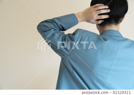 後面穿夾克的男人 81328321