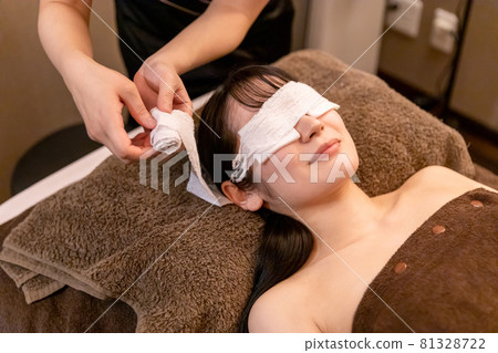 Postoperative surgery (cosmetic surgery / ophthalmology) 81328722