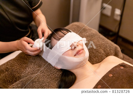 Nurse and bandaged woman (cosmetic surgery / ophthalmology) 81328726