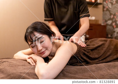 在美容院接受身體護理的女性（背面） 81328891