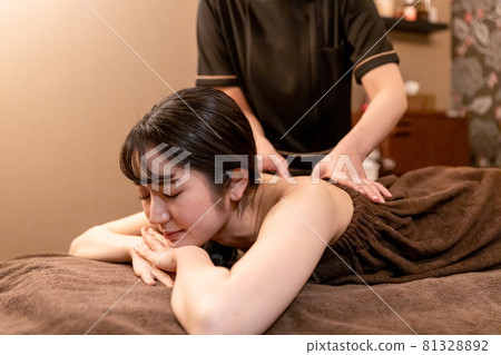 在美容院接受身體護理的女性（背面） 81328892