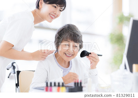 Long-term care make-up therapy Senior women receiving make-up Long-term care make-up therapy Senior women receiving make-up 81329011