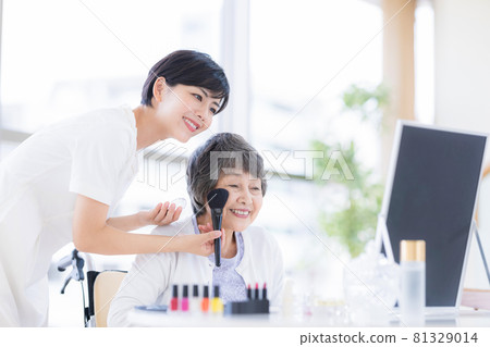 Long-term care make-up therapy Senior women receiving make-up Long-term care make-up therapy Senior women receiving make-up 81329014