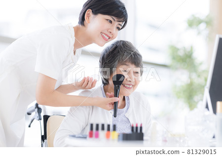 Long-term care make-up therapy Senior women receiving make-up Long-term care make-up therapy Senior women receiving make-up 81329015