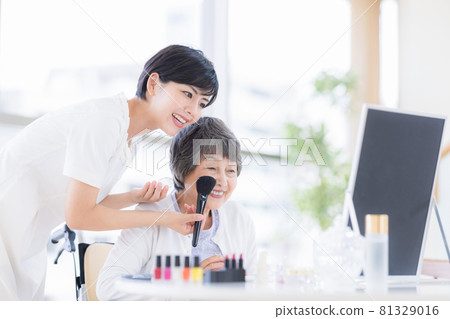 Long-term care make-up therapy Senior women receiving make-up Long-term care make-up therapy Senior women receiving make-up 81329016