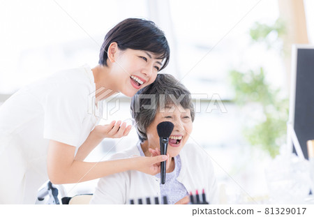 Long-term care make-up therapy Senior women receiving make-up Long-term care make-up therapy Senior women receiving make-up 81329017