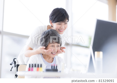Long-term care make-up therapy Senior women receiving make-up Long-term care make-up therapy Senior women receiving make-up 81329091