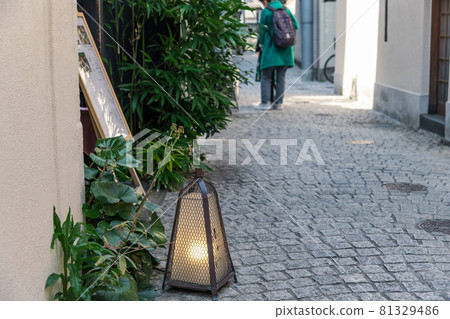 [Kagurazaka Kakurenbo Yokocho back alley] 81329486