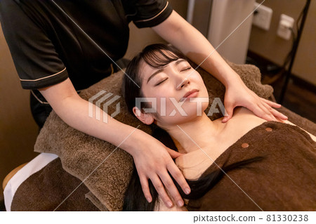 在美容院接受身體護理的女性（肩部） 81330238