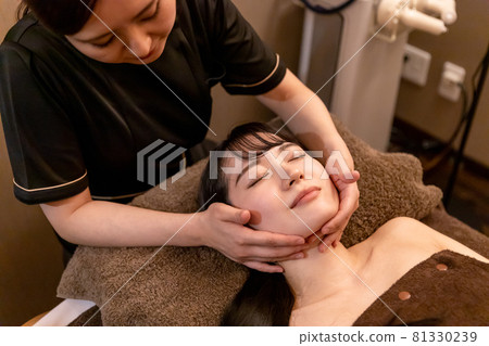 在美容院接受治療的女性（小臉矯正/淋巴） 81330239