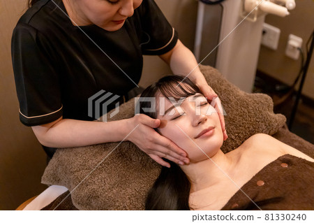 Women undergoing treatment at an esthetic salon (small face correction / lymph) 81330240