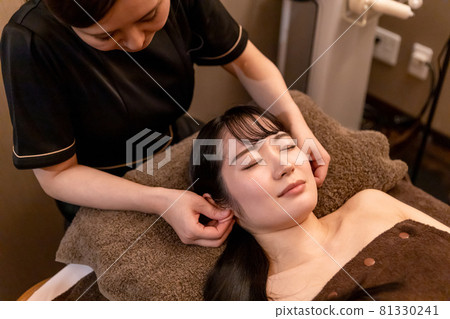 Women undergoing treatment at an esthetic salon (ear acupoints) 81330241