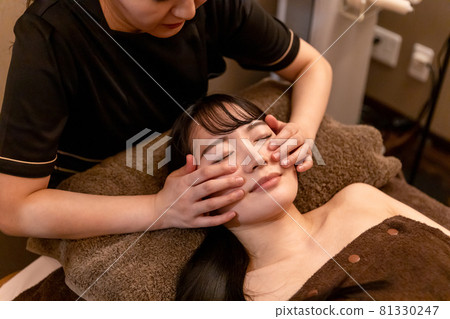 在美容院接受治療的女性（小臉矯正/淋巴） 81330247