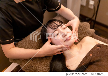 在美容院接受治療的女性（小臉矯正/淋巴） 81330250