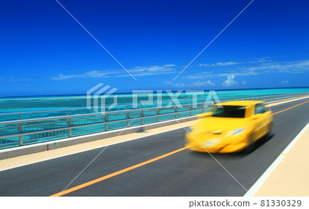 Drive the bridge over the blue sea of Okinawa 81330329