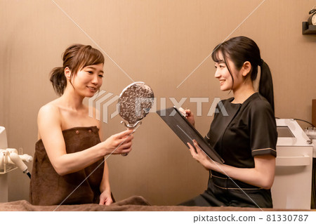 Women receiving counseling at an esthetic salon (face / mirror) 81330787