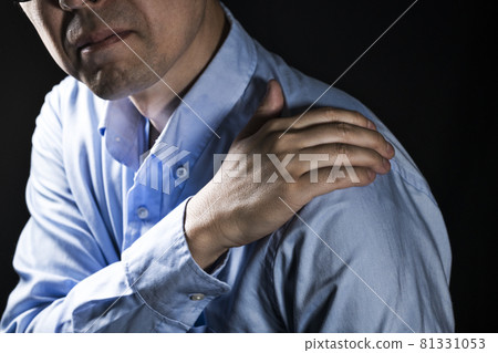 A man holding his shoulders 81331053