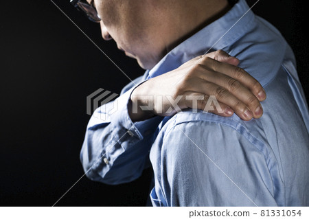 一個男人抱著他的肩膀 一個男人抱著他的肩膀 81331054