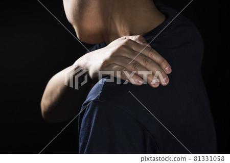 一個男人抱著他的肩膀 一個男人抱著他的肩膀 81331058