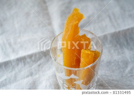玻璃杯中的棒狀土豆干 81331495