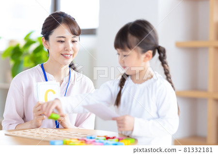 幼兒教育女孩在英語會話課上課 81332181
