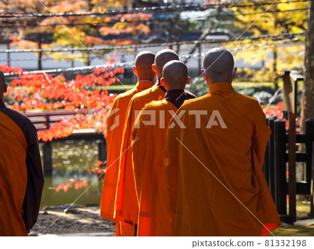 Koyasan monk's morning service 81332198