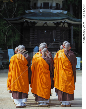 Koyasan monk's morning service Koyasan monk's morning service 81332203